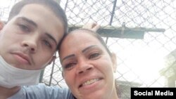 El preso político del 11J, Jonathan Torres Farrat, junto a su madre, Bárbara Farrat. (Foto: Facebook)