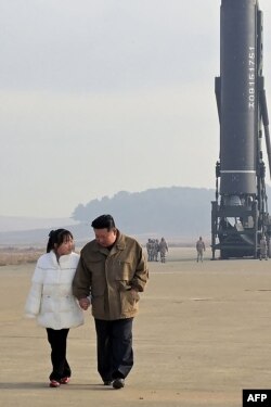 Kim Jong Un y su hija inspeccionan el nuevo misil balístico intercontinental "Hwasong Gun 17", en el Aeropuerto Internacionald e Pyongyang. (Foto: KCNA VIA KNS / AFP)