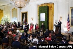 El presidente Joe Biden habla en una recepción con los premiados del Kennedy Center, en la Casa Blanca. (AP Foto/Manuel Balce Ceneta)