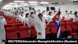 Médicos cubanos reunidos antes de ir a misión. (REUTERS/Alexandre Meneghini/Archivo)