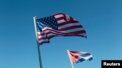 Banderas de Estados Unidos y Cuba en las afueras de un hotel en La Habana. (REUTERS/Stringer)