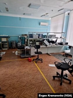 Laboratorio nuclear ucraniano "Ecocenter" en Chernobyl, se ve una computadora inclinada sobre un escritorio, después de la ocupación rusa, 5 de abril de 2022. [Foto cortesía de Evgen Kramarenko].