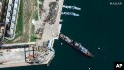 PreviousNext
En esta imagen satelital distribuida por Maxar Technologies se muestra al buque Moskva en el puerto de Sevastopol, en Crimea, el 7 de abril de 2022. (Imagen satelital ©2022 Maxar Technologies vía AP)