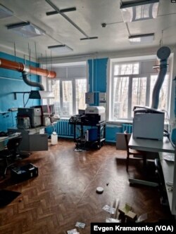 Laboratorio nuclear ucraniano "Ecocenter" en Chernobyl, con una computadora inclinada sobre un escritorio, después de la ocupación rusa, 5 abril de 2022. [Foto cortesía de Evgen Kramarenko].