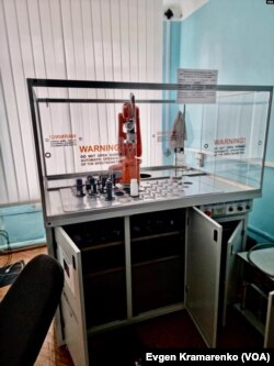 Máquina de espectrómetro automatizado en el laboratorio nuclear ucraniano "Ecocenter" después de la ocupación rusa, Chernobyl, 5 de abril de 2022. (Fotografía cortesía de Evgen Kramarenko)