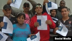 Grupo de cubanos que arribaron a Uruguay en 2018 muestran autorizaciones para trabajar legalmente en ese país. (Archivo)