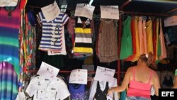 El gobierno cubano prohibió la venta de ropa y otros artículos importados, y reforzó las restricciones aduanales sobre la importación de mercancías con carácter comercial.