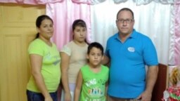 Ramón Rigal y Ayda Expósito, pastores cristianos que intentaron educar a sus dos hijos en casa y fueron condenados a penas de cárcel.. 