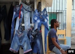 Vista de un negocio privado de venta de ropa importada antes de que los prohibieran en Cuba.