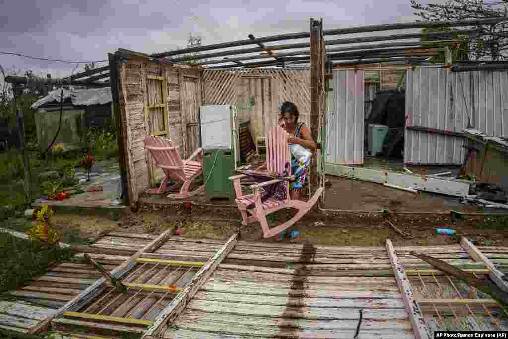 María Llonch recupera sus pertenencias de su casa dañada por el huracán Ian en Pinar del Río, Cuba, el martes 27 de septiembre de 2022. (Foto AP/Ramon Espinosa)