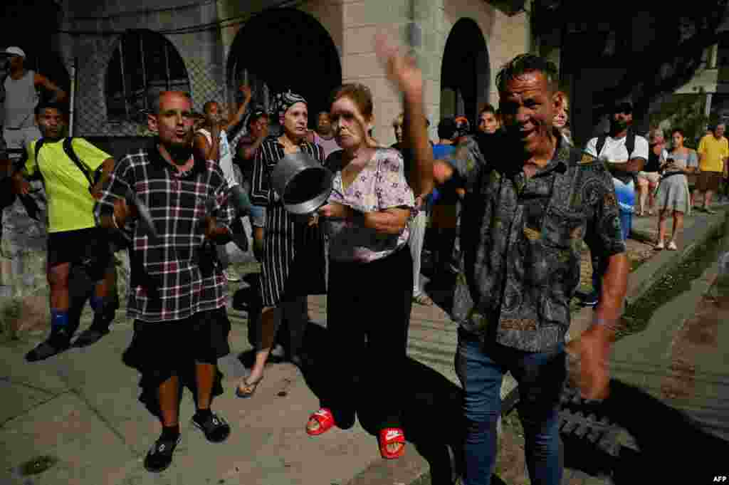 Los vecinos de la calle Línea, en El Vedado, La Habana, sonaron calderos y gritaron a viva voz sus demandas al gobierno, entre ellas libertad. (YAMIL LAGE / AFP)