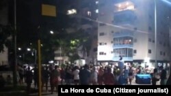 Protesta pacífica en El Vedado, La Habana, el 1 de octubre del 2022 a las 8:00 pm. (Imagen de La Hora de Cuba).