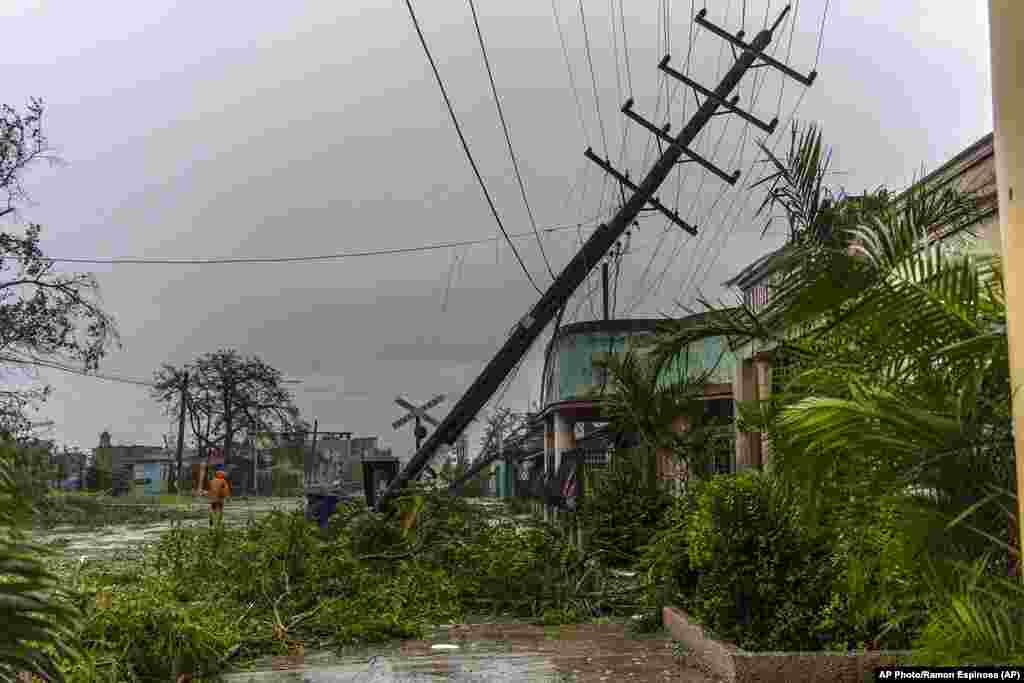 Postes de luz caídos bordean una calle después de que el huracán Ian azotara Pinar del Río, Cuba, el martes 27 de septiembre de 2022.Daños causados ​​por el huracán Ian en Pinar del Río, Cuba.
