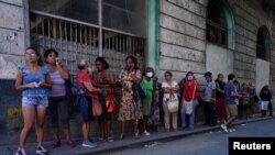 Varias personas hacen fila en un mercado de La Habana para adquirir alimentos, el 3 de octubre. (REUTERS/Alexandre Meneghini)
