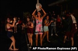 Mujeres protestan pidiendo el restablecimiento del servicio eléctrico, que colapsó tras la devastación del huracán Ian en Bacuranao. (AP/Ramon Espinosa)