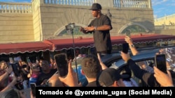 El boxeador cubano Yordenis Ugás en una manifestación en Miami de apoyo a las protestas en Cuba.