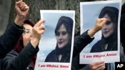 Mujeres iraníes protestan por la muerte de Mahsa Amini