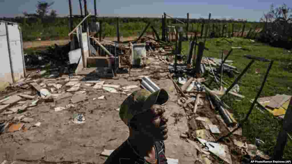 Javier Díaz posa junto a su casa que fue destruida por el huracán Ian en La Coloma, en la provincia de Pinar del Río,