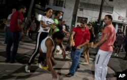 Un policía vestido de civil reprime a un manifestante durante una protesta pacífica, el 1ro de octubre, en El Vedado, La Habana, Cuba. (AP Photo/Ramon Espinosa)