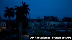 Un vecindario a oscuras el 28 de septiembre en La Habana. (AP Photo/Ismael Francisco)