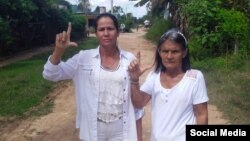 Yudaxis Pérez Meneses (izq.) y Maira Gracias Álvarez fueron detenidas este domingo en Matanzas, cuando se dirigían a la iglesia a orar por los presos políticos cubanos. (Foto: Facebook)