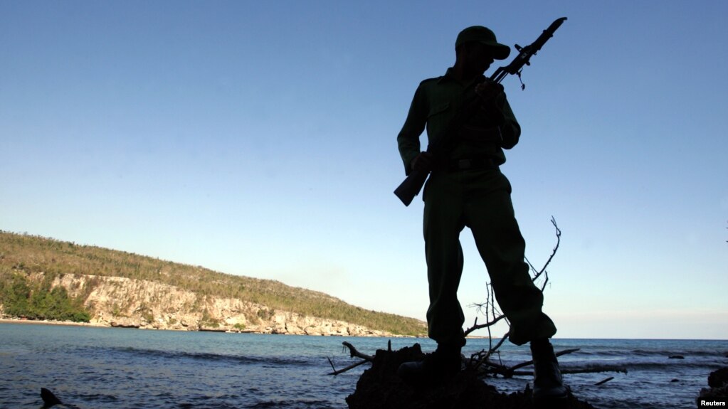 Un soldado de las tropas guardafronteras cubanas vigila la costa. (REUTERS/Claudia Daut/Archivo)