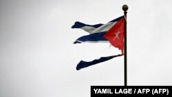 Una bandera cubana destruida por los vientos del huracán Ian.