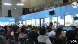 Personas en Migración y Extranjería buscan sacar su pasaporte en Managua, Nicaragua. (Foto VOA).