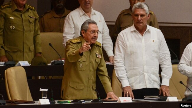 Raúl Castro junto a Miguel Díaz Canel durante una sesión extraordinaria de la Asamblea Nacional. (Archivo)