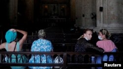 Turistas de Rusia (derecha) visitan la Catedral de La Habana, el pasado 19 de julio. REUTERS/Alexandre Meneghini