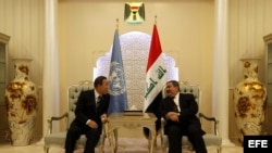 El canciller iraquí, Hoshiyar Zebari (d), se reúne con el secretario general de Naciones Unidas, Ban Ki-moon (c), en Bagdad, Irak.