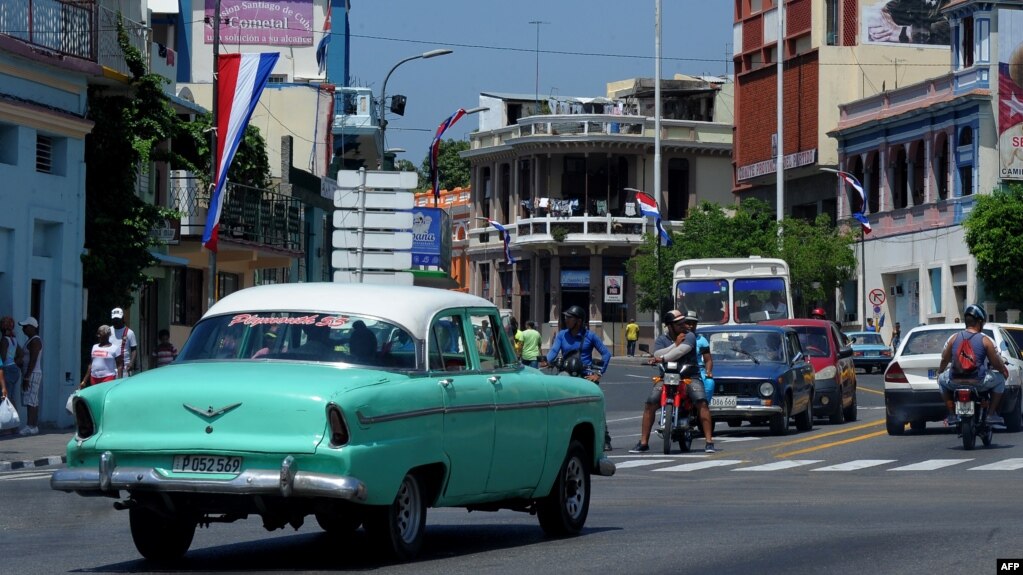 Un almendrón circula por una calle de Santiago de Cuba. (Archivo)