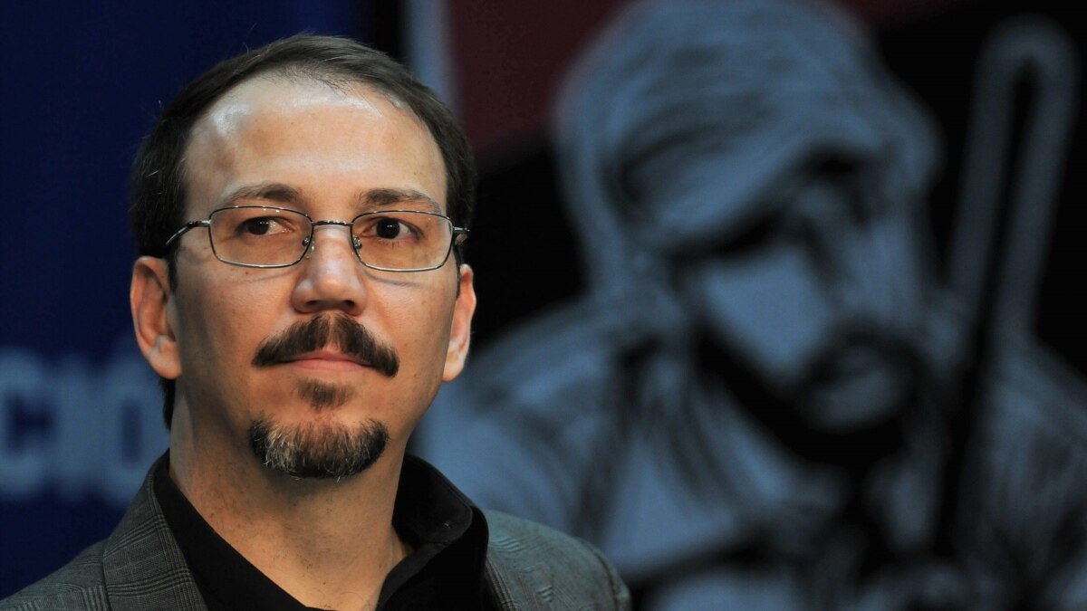 ¿Qué hace Alejandro Castro Espín?