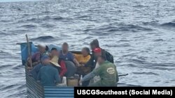 Cubanos en una balsa en el estrecho de la Florida. Es un viaje de alto riesgo, ha advertido el gobierno de Estados Unidos.
