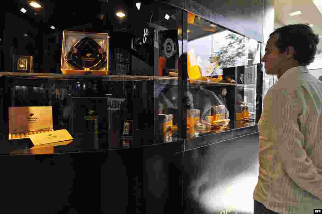 Un hombre observa los tabacos exhibidos hoy, lunes 29 de febrero del 2016, durante la inauguración del Festival del Habano en La Habana, Cuba.