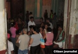 Residentes en la calle por temor a más derrumbes. (Foto: Cubanet)