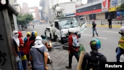 Manifestantes usan un camión para bloquear la calle durante las protestas de Venezuela en contra de Nicolas Maduro en el 2017. (Reuters / Carlos García Rawlins).