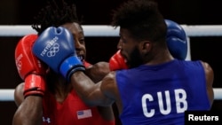 Andy Cruz, de Cuba, en acción contra el estadounidense Keyshawn Davis, en el final olímpico de Tokio 2020. (REUTERS/Ueslei Marcelino)