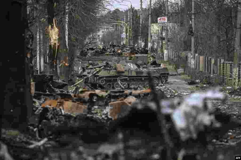 Tanques rusos destrozados en las calles de Bucha, liberada el 1de abril por tropas ucranianas. 