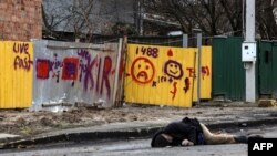 Cadáveres de ucranianos en las calles de Bucha tras la huída de tropas rusas
