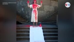 Una artista rusa se rocía con sangre falsa en protesta contra la invasión a Ucrania