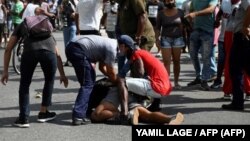 Un manifestante detenido en La Habana el 11 de julio, en las protestas contra el gobernante Miguel Díaz-Canel. (Yamil Lage/AFP)