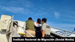 Una mujer cubana siendo deportada desde México a Cuba.