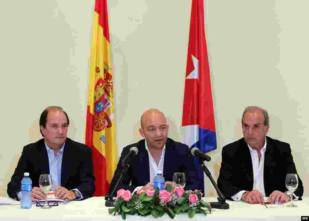 El secretario de Estado de Comercio de España, Jaime García-Legaz (c), de visita en La Habana.
