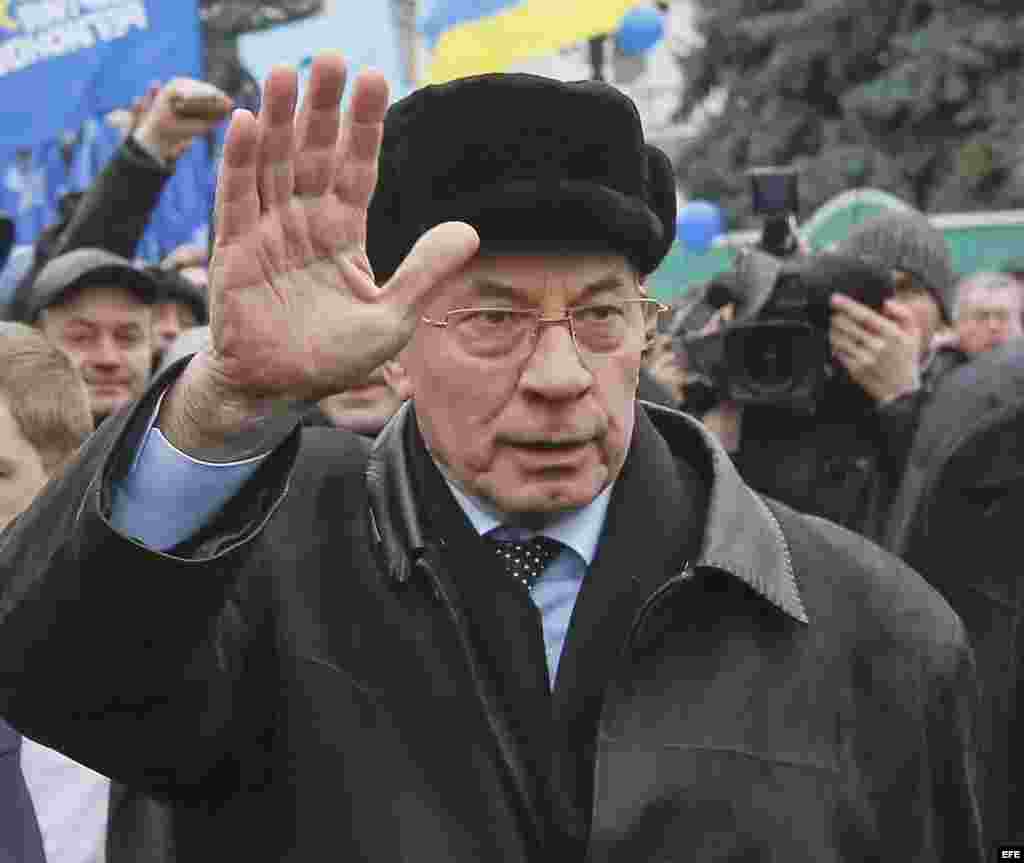 Fotografía de archivo tomada el 16 de enero de 2014 que muestra al primer ministro ucraniano, Nikolai Azarov (c), en Kiev (Ucrania).