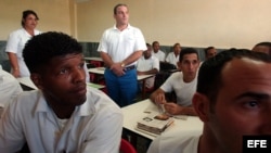 Un grupo de reclusos recibe clases de enfermería en un aula de la prisión Combinado del Este, en La Habana.