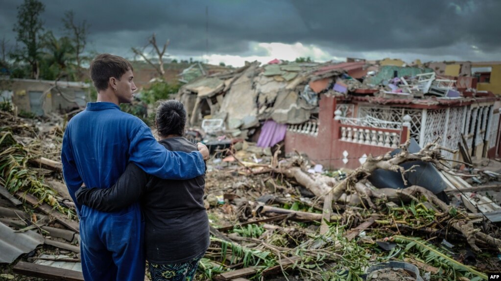 Una pareja observa su casa destruida por el tornado en el barrio habanero de Regla.