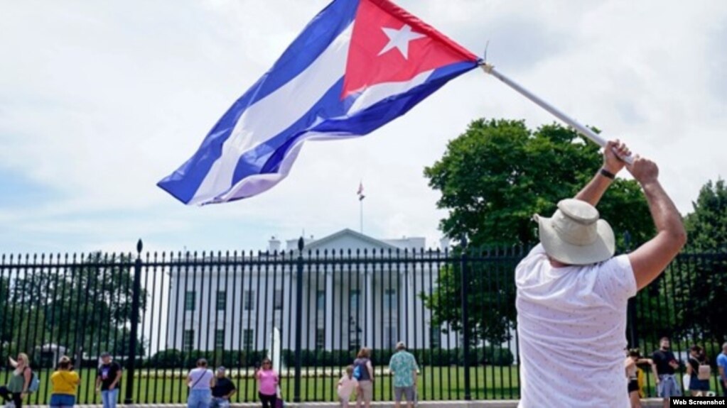 Imagen de un manifestante cubano frente a la Casa Blanca en Washington, DC.