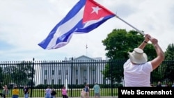 Imagen de un manifestante cubano frente a la Casa Blanca en Washington, DC.