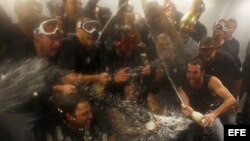 Los jugadores de los Tigres celebran con champaña la victoria de su equipo ante Atléticos.
